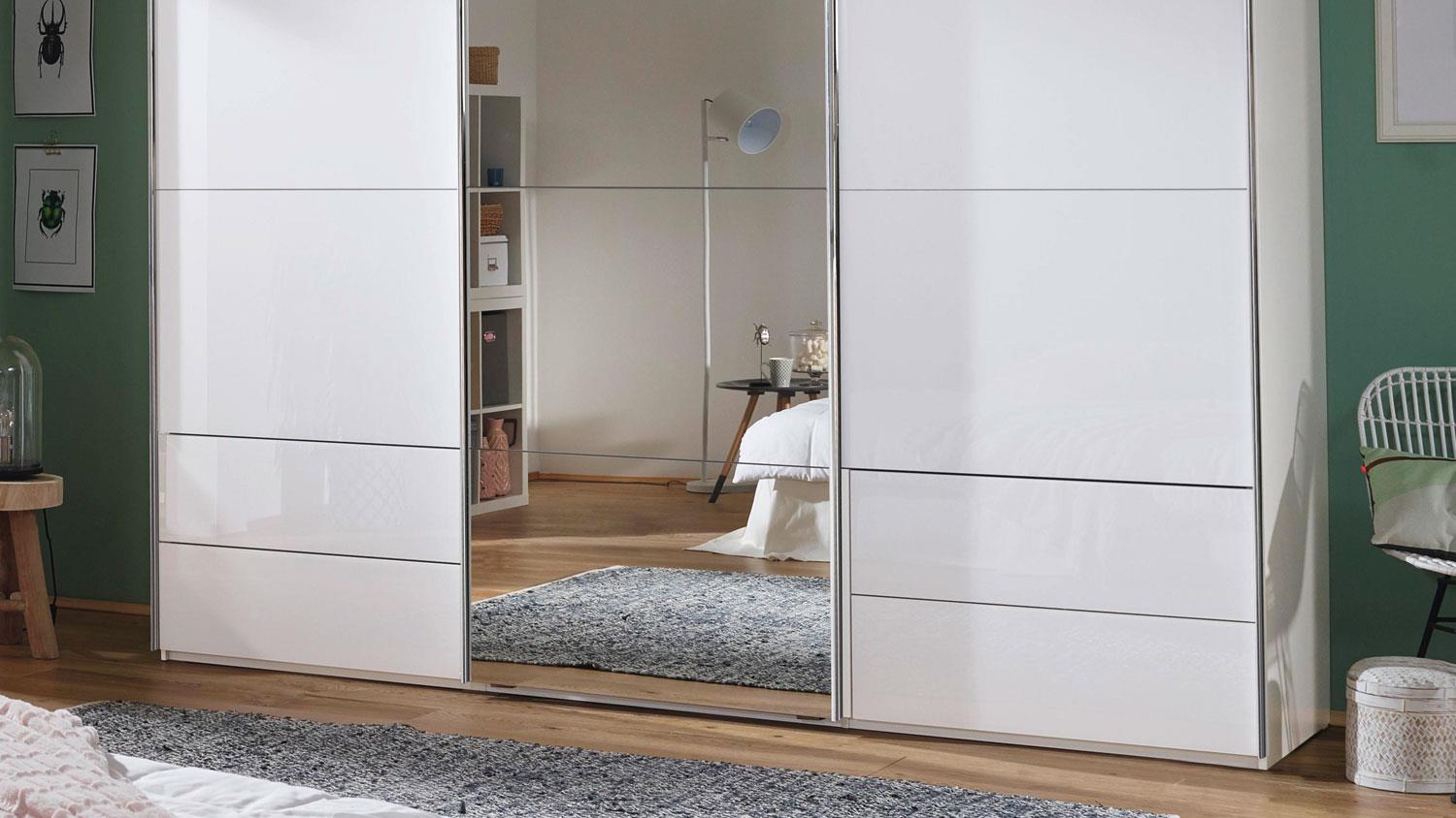 Weiße Schiebetür mit einem Spiegel zum Wohnzimmer - Inspiration